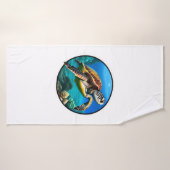 Une tortue de mer conviviale nageant dans l'océan (Serviette de bain)