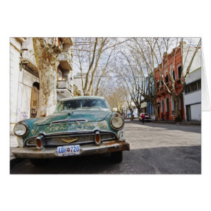 Une vieille voiture couleur rouillée et écaillée g