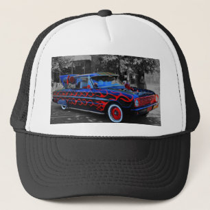Une vieille voiture flamboyante, oon un casquette