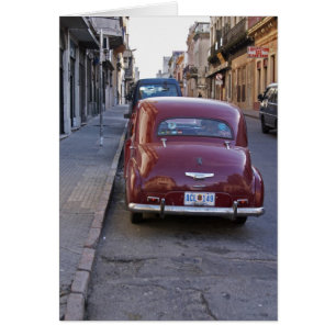 Une vieille voiture Peugeot rouge classique garée