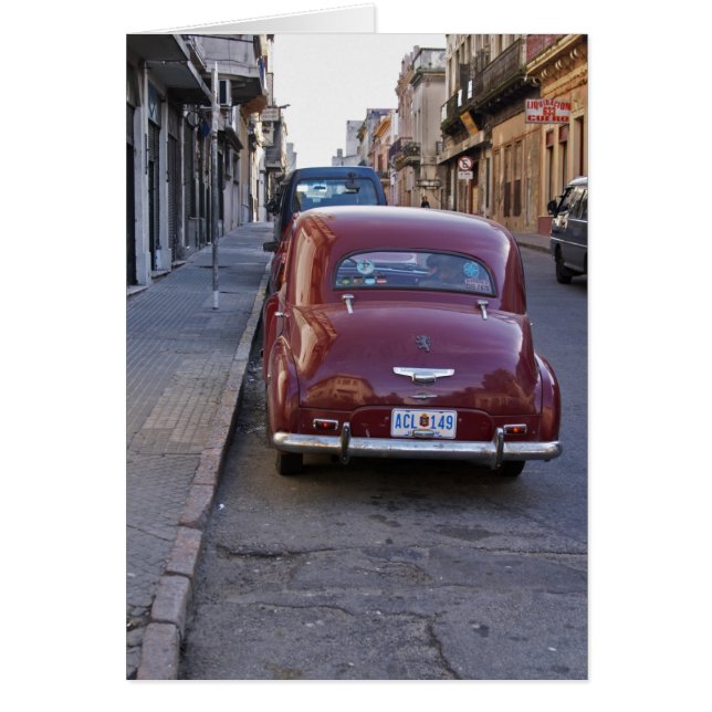 Une vieille voiture Peugeot rouge classique garée  (Devant)