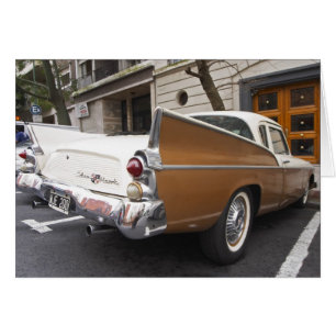 Une voiture classique Studebaker Silver Hawk garée