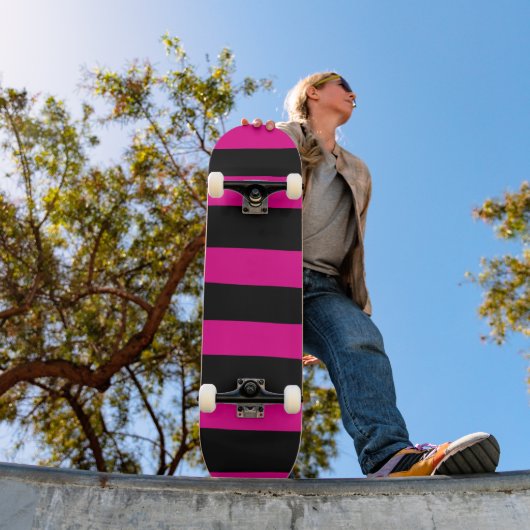 Uneven Stripes - Magenta en Black Skateboard (Buiten 1)