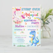 Unicorn en Dinosaur verjaardagsuitnodiging voor tw Kaart (Staand voorkant)