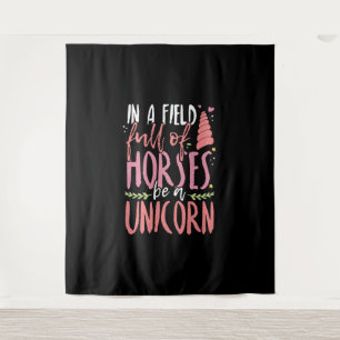Unicorn Lover in een veld van paarden is een eendu Wandkleed