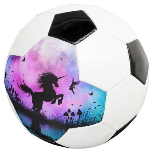 Unicorn met een beetje fee voetbal (Drie kwart)