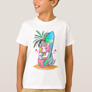 Unicorn met surfboard op het strand t-shirt