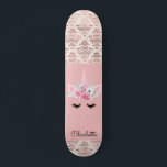 Unicorn Pin Damask Skateboard personnalisé<br><div class="desc">Une mignonne licorne sur damas rose et or personnalisée avec votre nom.</div>