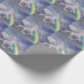 Unicorn vliegen over regenboogdromen gepersonalise cadeaupapier (Hoek)