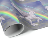 Unicorn vliegen over regenboogdromen gepersonalise cadeaupapier (Rol Hoek)