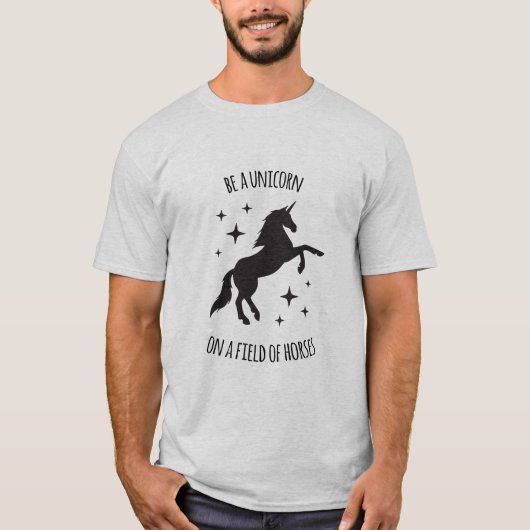 Unicorne dans un champ de T-shirt de chevaux (Devant)