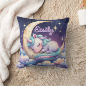 Unicorne dormant sur la lune Coussin de nom modifi (Couverture)