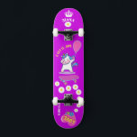 Unicorne sur skateboard avec légendes personnalisé<br><div class="desc">Unicorn Personnalisé Skateboard CLIQUEZ SUR L'OPTION PERSONNALISER MODÈLE ET ENTREZ LE NOM. vous pouvez également personnaliser d'autres légendes. skateboard cool conçu avec des couleurs vives et pour l'arrière - plan et une licorne funky chevauchant un skateboard. Ce Skateboard est une excellente idée cadeau pour un amoureux de la licorne.</div>