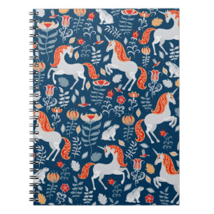 Unicorns, konijnen, vogels, bloemen op een blauwe notitieboek