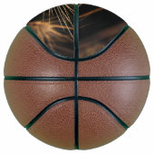 Uniek kort barstend wild gras basketbal (Rechts)