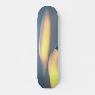 Unieke wolken boven besneeuwde bergen skateboard