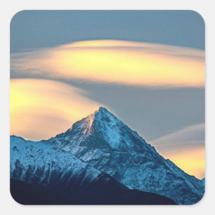 Unieke wolken boven besneeuwde bergen vierkante sticker