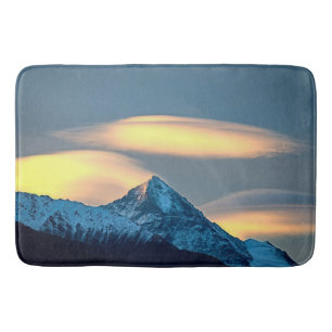 Unieke wolken boven met sneeuw bedekte bergen badmat