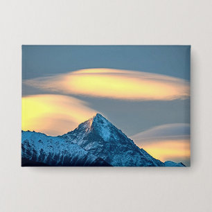 Unieke wolken boven met sneeuw bedekte bergen button