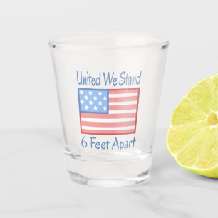 United We staan 6 feet naast de Amerikaanse vlag Shot Glas