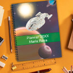 Univers, planètes et vaisseau spatial science-fict<br><div class="desc">"Univers, planètes et vaisseaux spatiaux sci-fi customisé Planner" - un portail vers l'univers conçu pour les esprits aventuriers, hommes et garçons qui ont jamais regardé les étoiles et rêvé de voyages interstellaires. Dans les pages de ce planificateur, vous découvrirez une scène à couper le souffle - un vaisseau spatial blanc...</div>