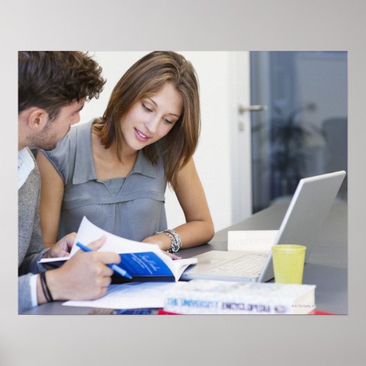 Universitaire studenten die een laptop in het klas poster (Voorkant)