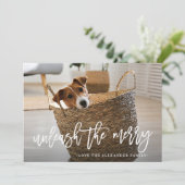 Unleash the Merry Script Cute Dog Photo Feestdagenkaart (Staand voorkant)