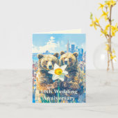 Urban Beer Couple & Cityscape 10e bruiloft Anniv Kaart (Gele Bloem)