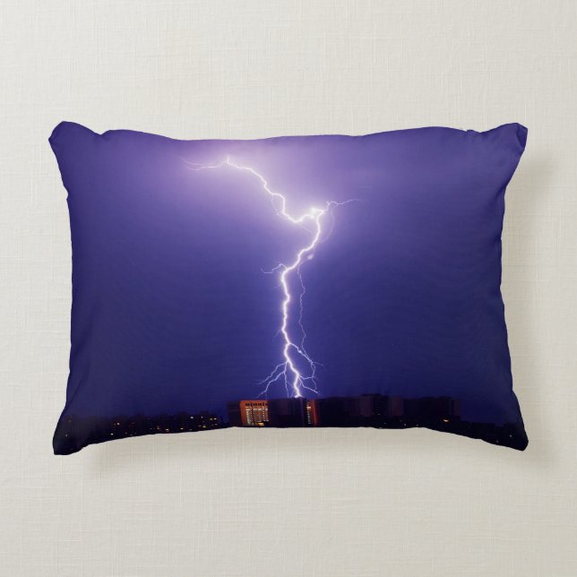 Urban Power Surge - Dynamische bliksemschicht over Accent Kussen (Voorkant)