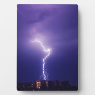 Urban Power Surge - Dynamische bliksemschicht over Fotoplaat