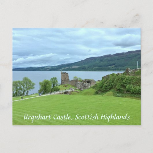 Urquhart Castle over het kijken naar Loch Ness in Briefkaart (Voorkant)