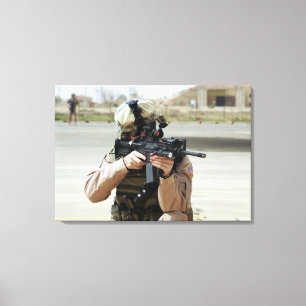 US Air Force Airman voert beveiliging uit Canvas Afdruk