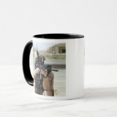 US Air Force Airman voert beveiliging uit Mok (Voorkant links)