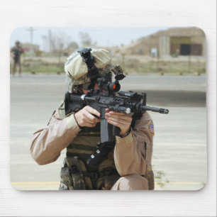 US Air Force Airman voert beveiliging uit Muismat