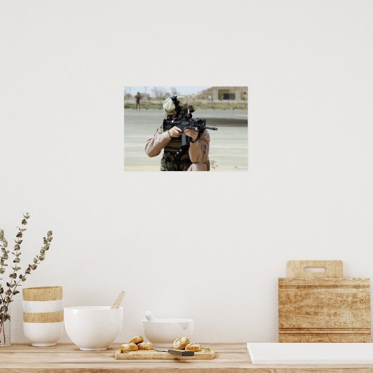 US Air Force Airman voert beveiliging uit Poster (Keuken)