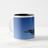 US Air Force F-16 Fighting Falcons Tweekleurige Koffiemok (Voorkant links)