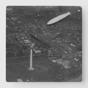 US Airship 'USS Los Angeles' ZR3 flying over Vierkante Klok
