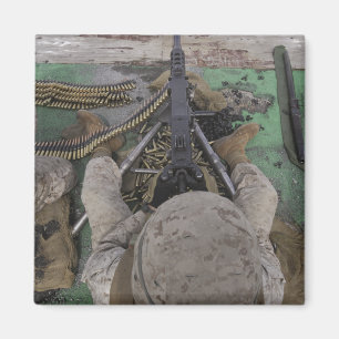 US Marine brandt een M2 50-kaliber machine pistool Magneet