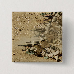 US Navy Seabees vuurt geweren van de types M-4 en  Vierkante Button 5,1 Cm