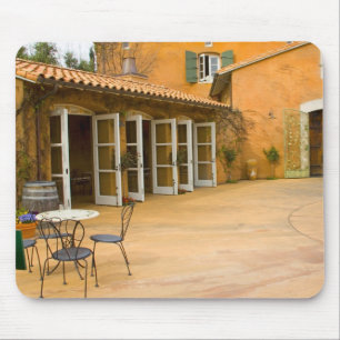 USA, California, Sonoma Valley, Patio in Viansa Muismat