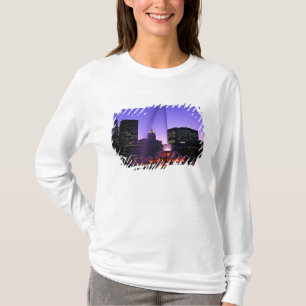 USA, IL, Chicago. Buckingham Fountain in Grant T-shirt