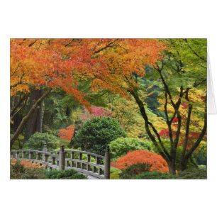 USA, Oregon, Portland. Houten brug en esdoorn