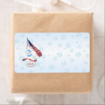USA Snowman Christmas Livraison Étiquette<br><div class="desc">Joli petit bonhomme de neige et drapeau américain dans un bouquet de flocons de neige en vacances USA Christmas A7 Envelope. Apportera un sourire au coeur et de bons souvenirs à nos militaires, hommes et femmes. Une correspondance parfaite pour vos cartes de fin de année et lettres Personnalisez en ajoutant...</div>