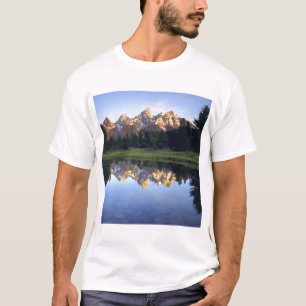 USA, Wyoming, Grand Teton National Park. Grand T-shirt