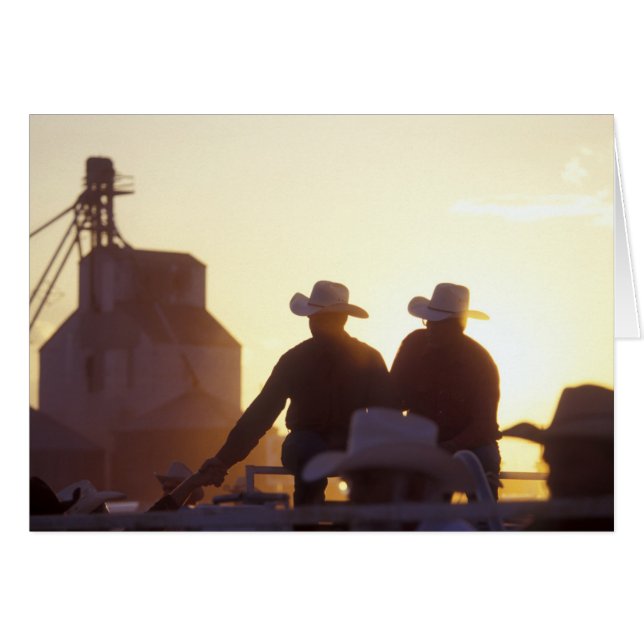 USA, Wyoming, Pine Bluffs. Deux hommes secouent (Devant horizontal)