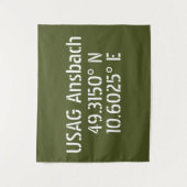 USAG Ansbach Latitude Longitude Wandkleed (Voorkant)