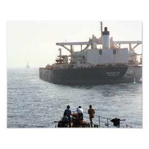 USS Kidd (DDG-993) Behind the U.S. Bridgeton Foto Afdruk