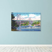 USS Portland passeert onder Sint John's Bridge Canvas Afdruk (Insitu (Houten vloer))