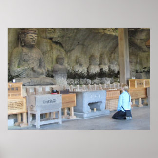 Usuki Stone Buddhas met bezoeker Poster