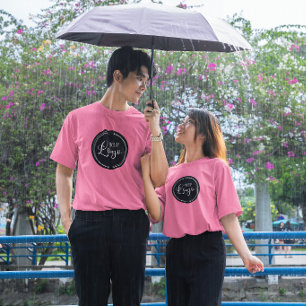 Uw bedrijfslogo op zwarte cirkel roze t-shirt